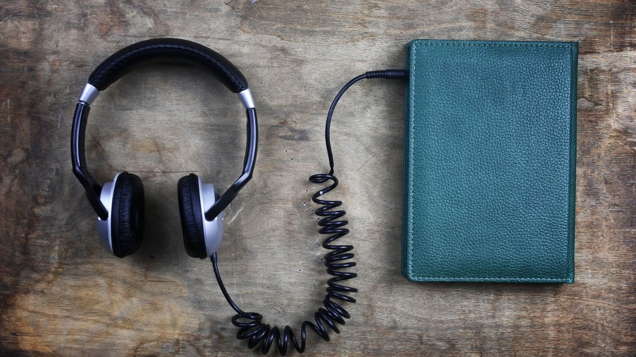 headphones-connected-to-tablet