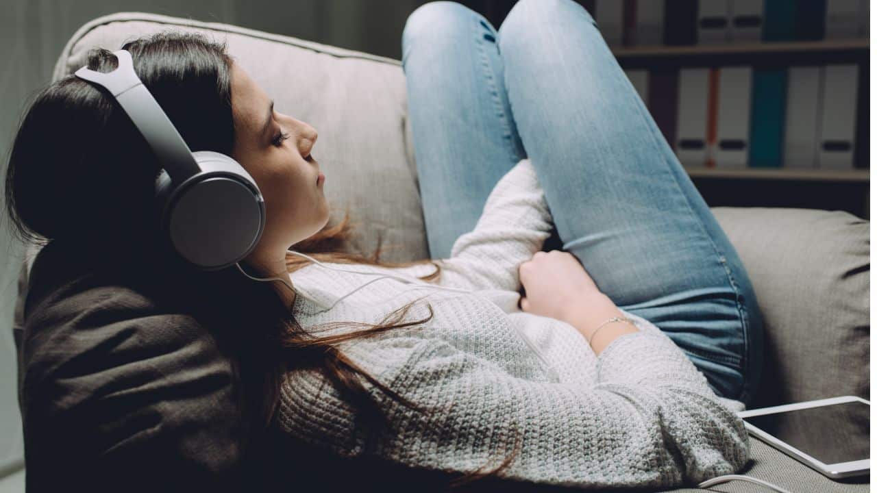 sleeping-with-headphones-on
