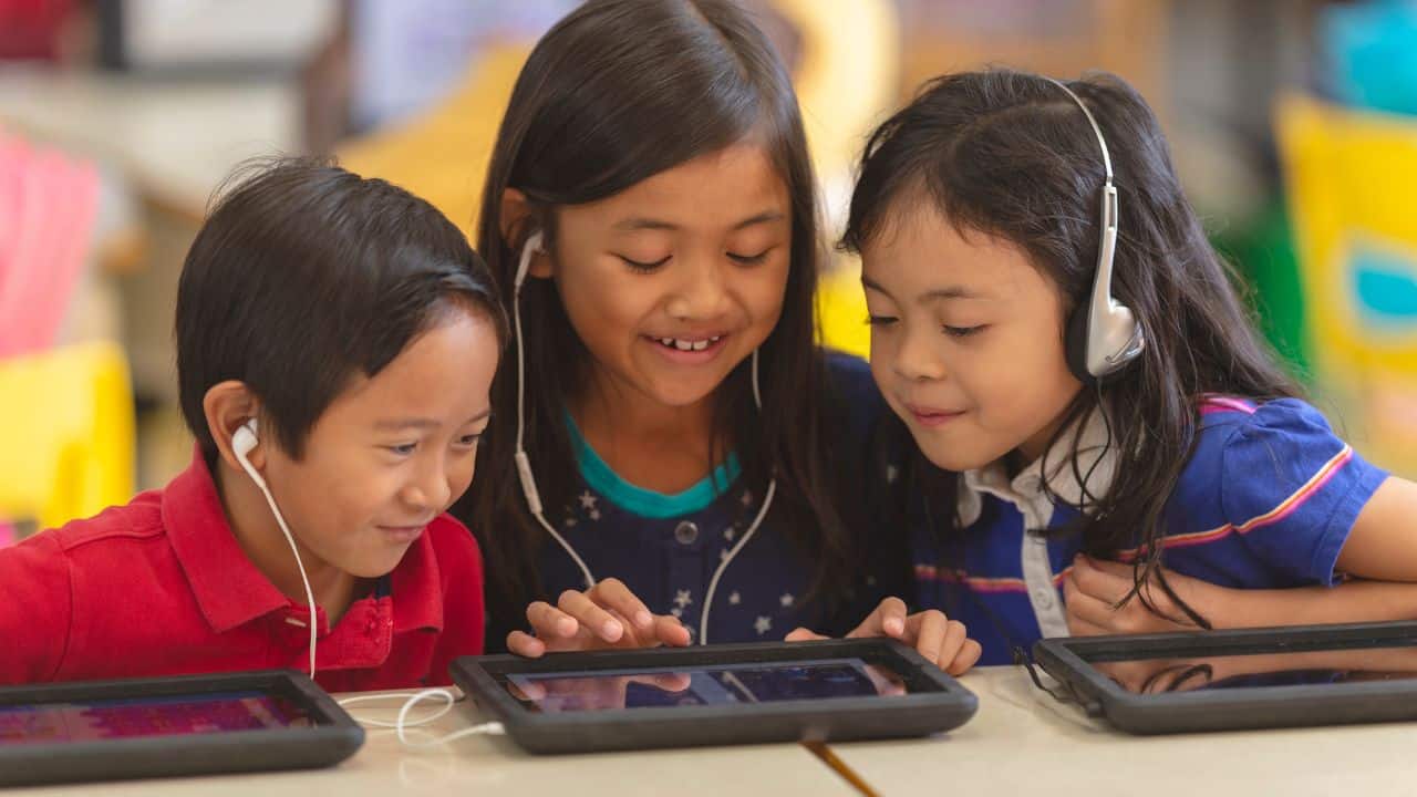 children-with-headphones