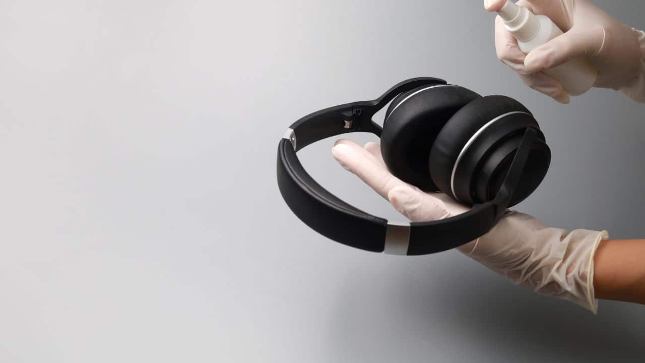 cleaning-headphones