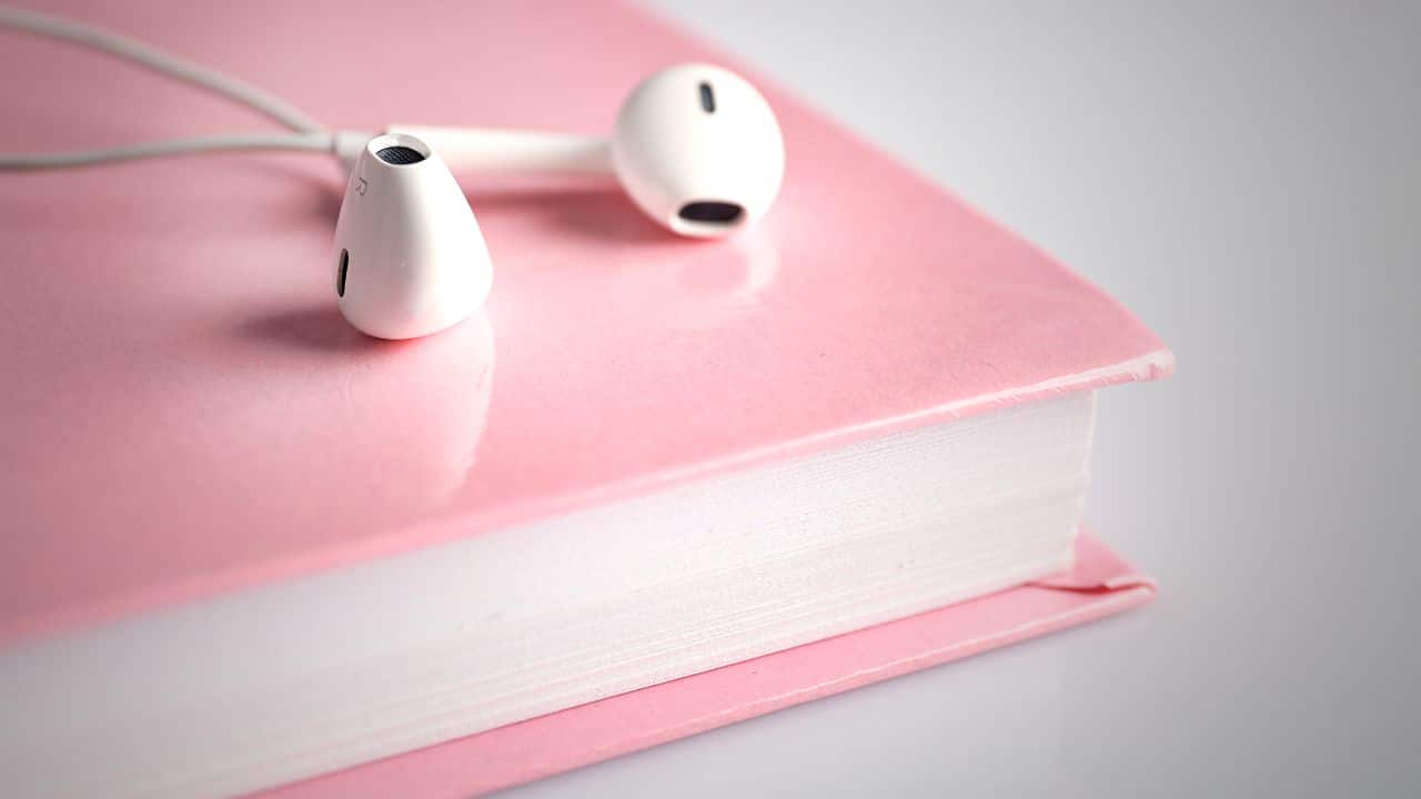 ear-buds-on-notebook