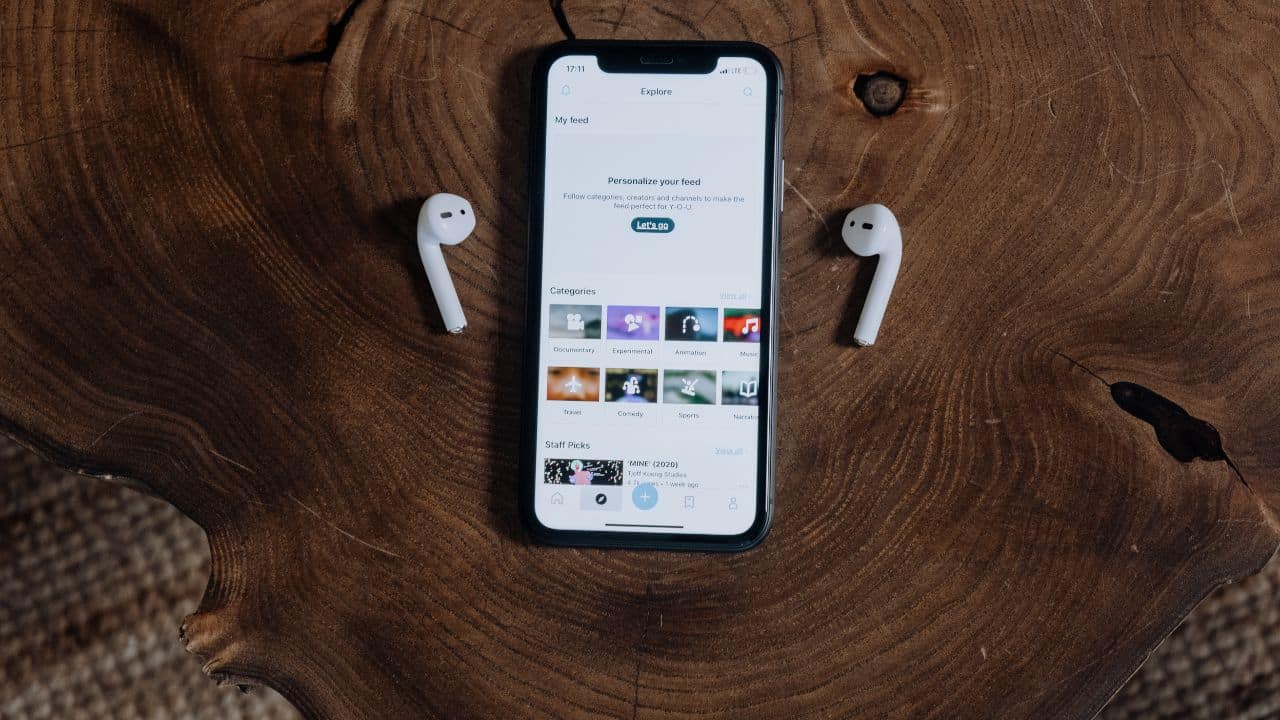 EarPods-and-phone