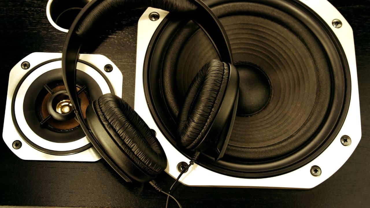 headphone-on-top-speaker