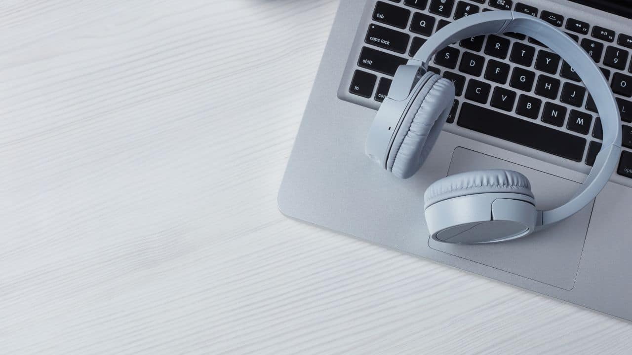 headphones-and-laptop