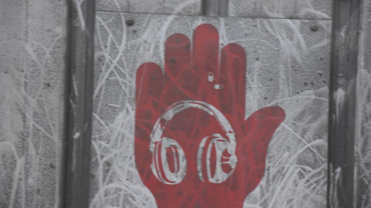 headphones-hand-sign
