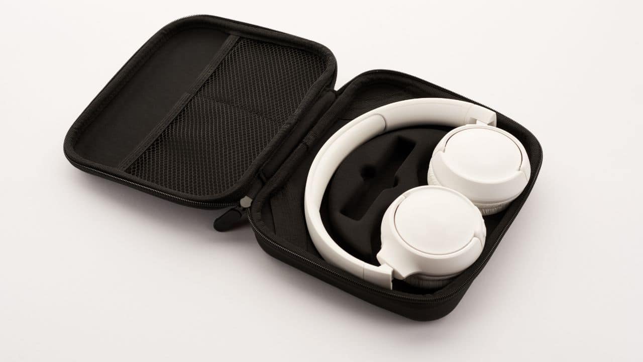 headphones-in-case