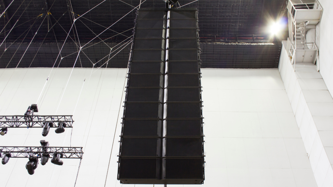 line-array-speaker-at-venue